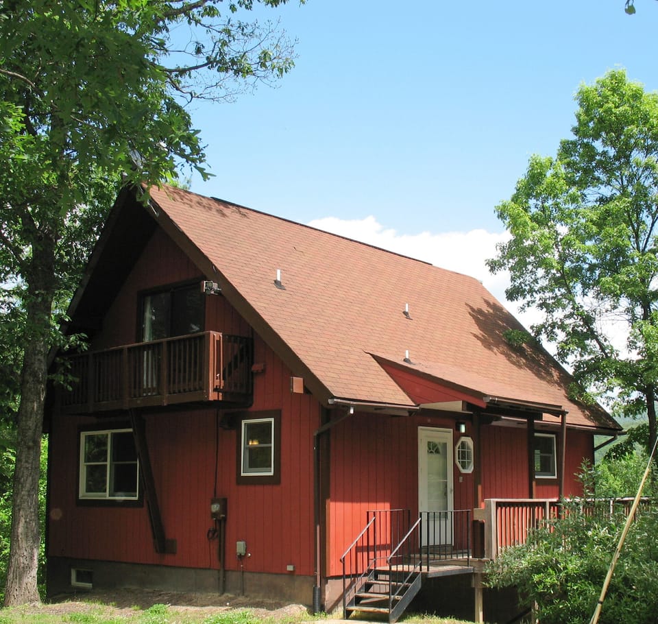 Adorable cozy two bedroom cabin with beautiful view to Cacapon Mountain.