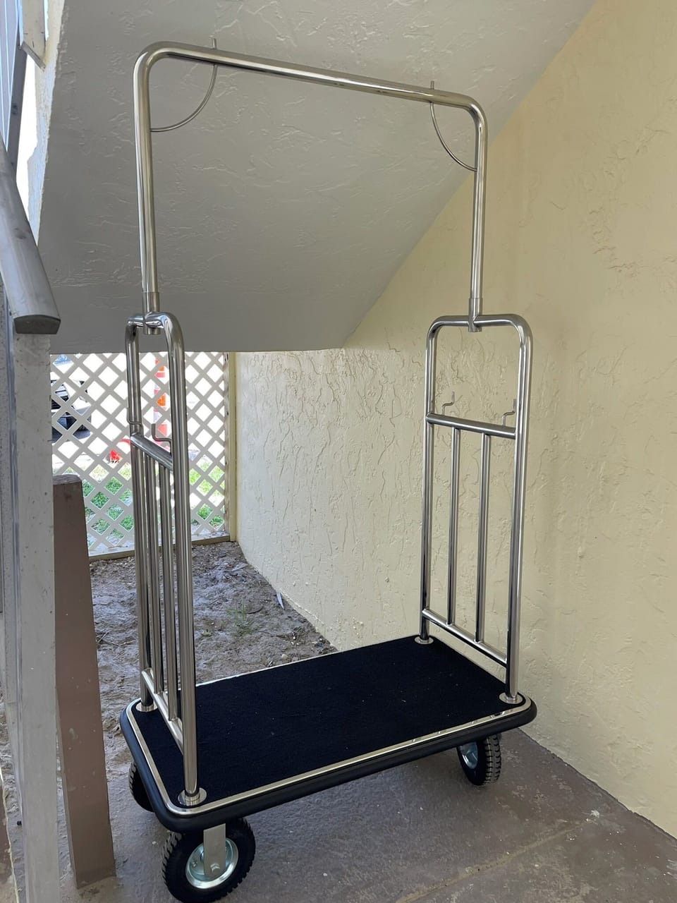 Bellcart to unload your luggage. Please return promptly after use.