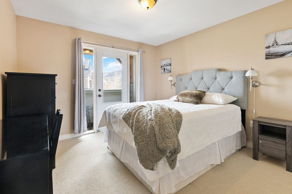 4th Bedroom w Balcony - Queen Bed and desk/make up area with large mirror
