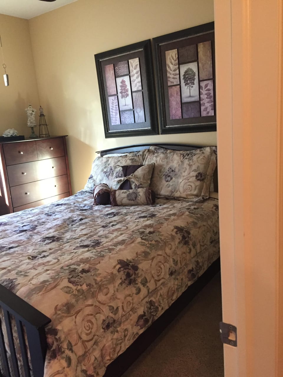 The "Paris" room has a queen size bed.