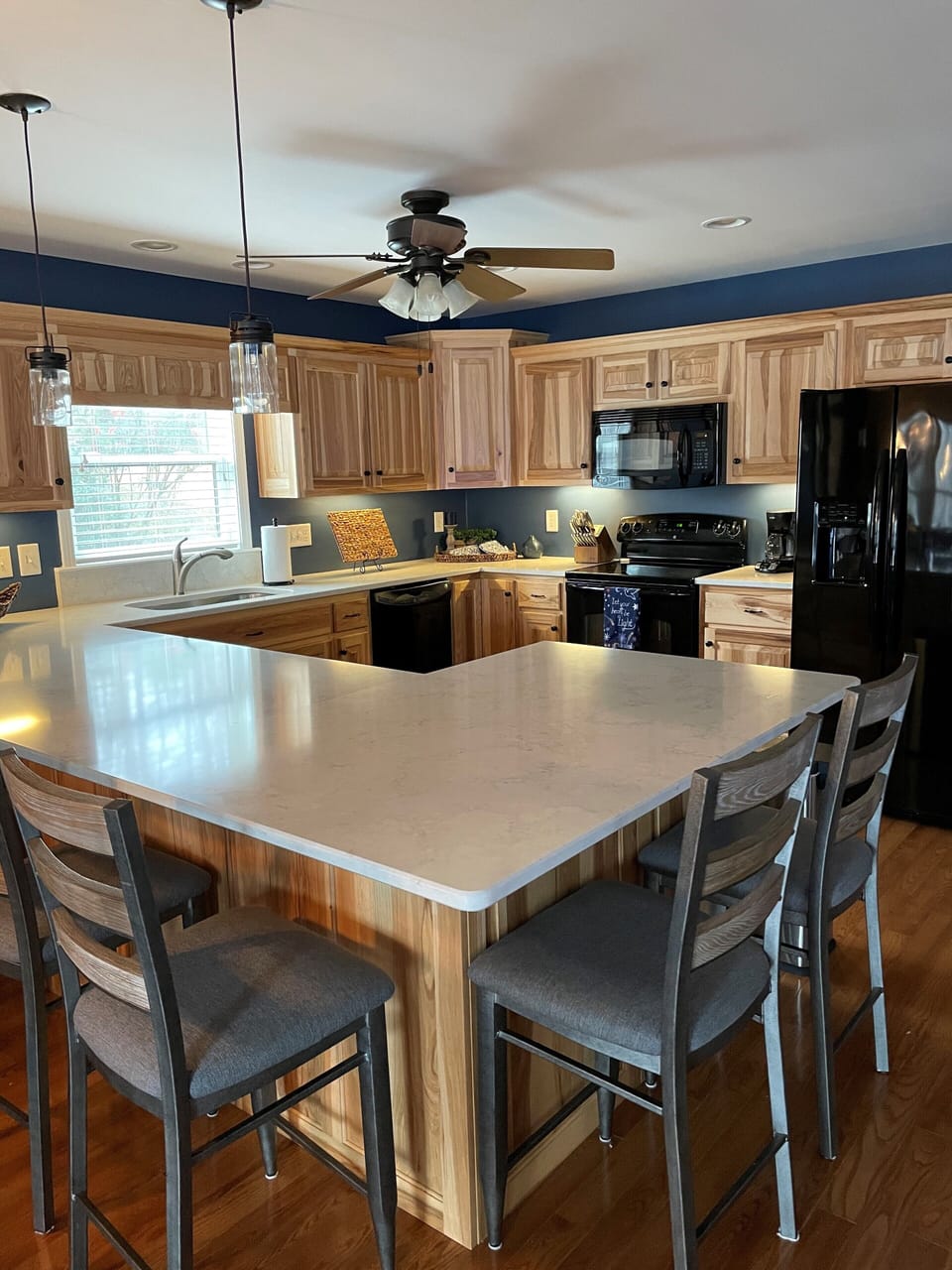 kitchen with counter seating for 6