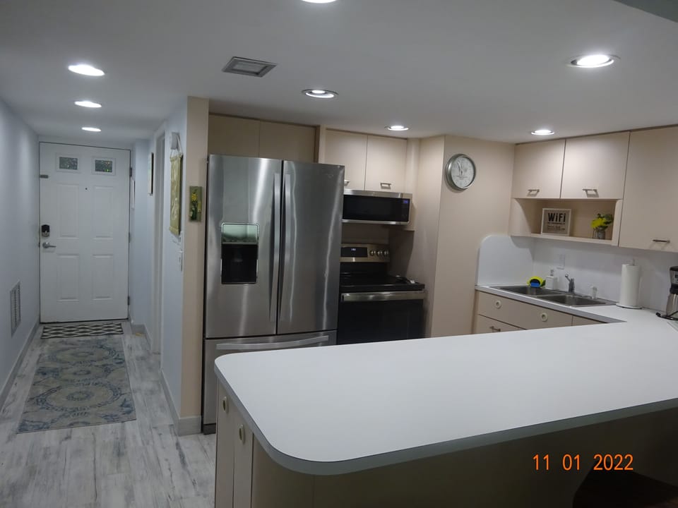 View of kitchen and entrance from livingroom
