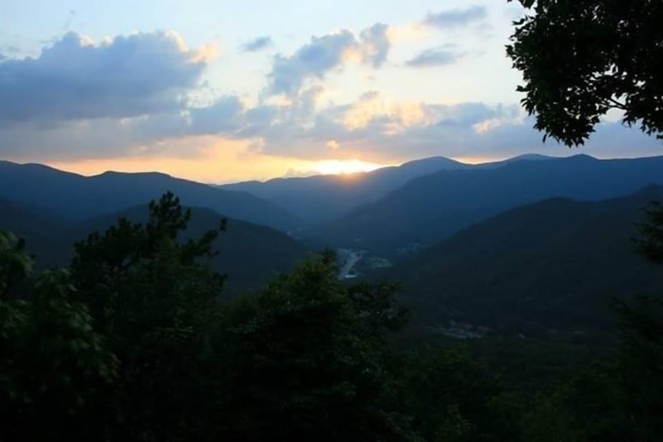 End of the day as the sun is setting behind the smokey mountains😊