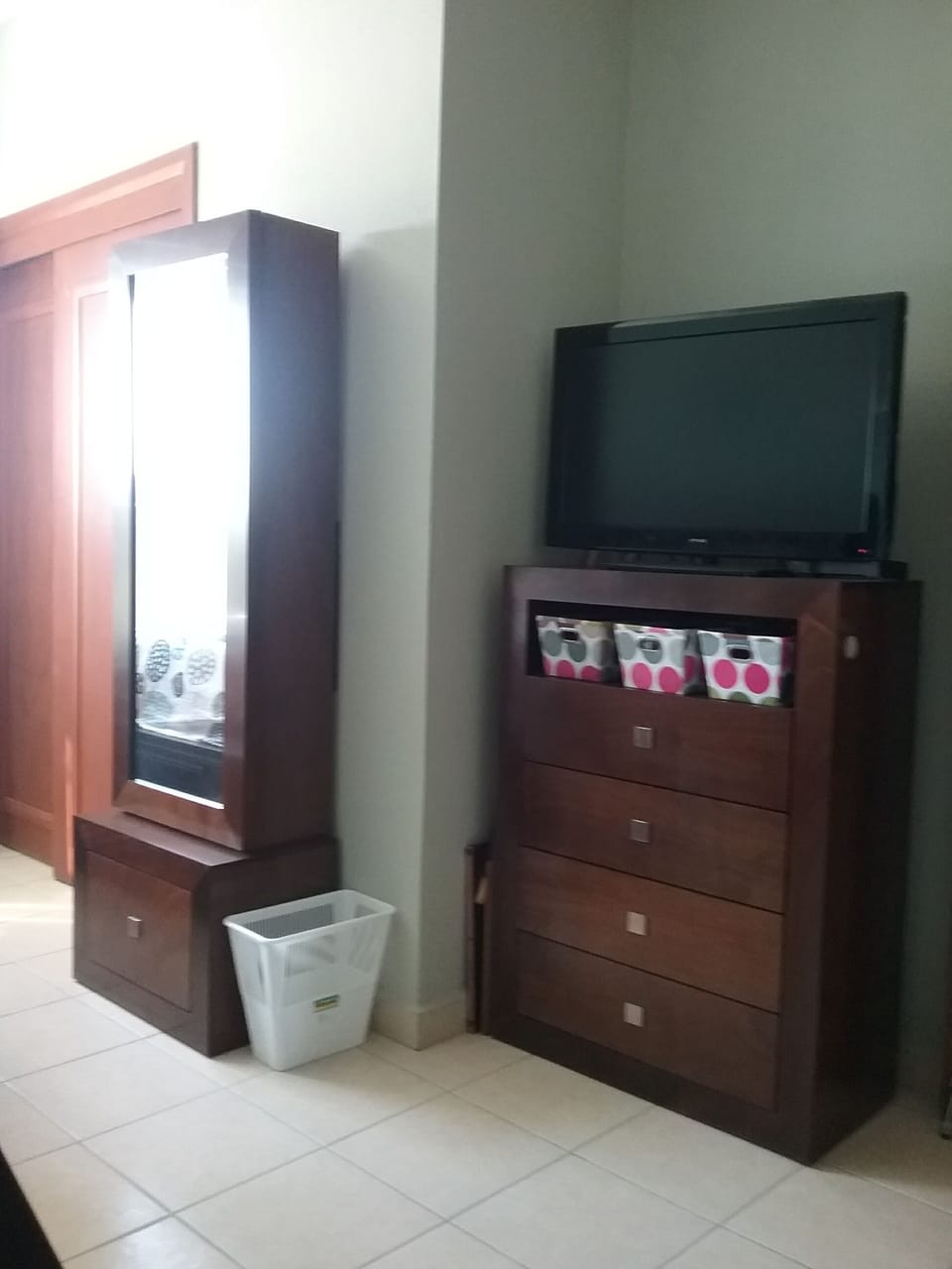 Extra tv,drawers,closet