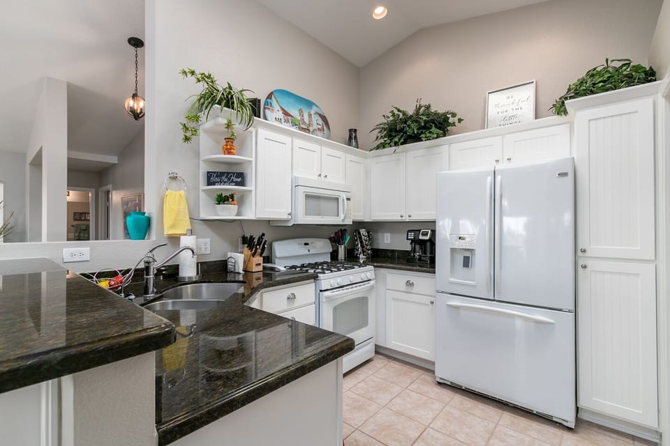 Fully furnished kitchen with icemaker/water fridge, dishwasher & stove/microwave