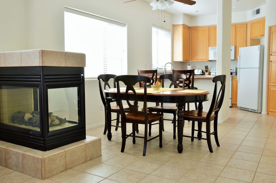 Dining room with ceiling fan