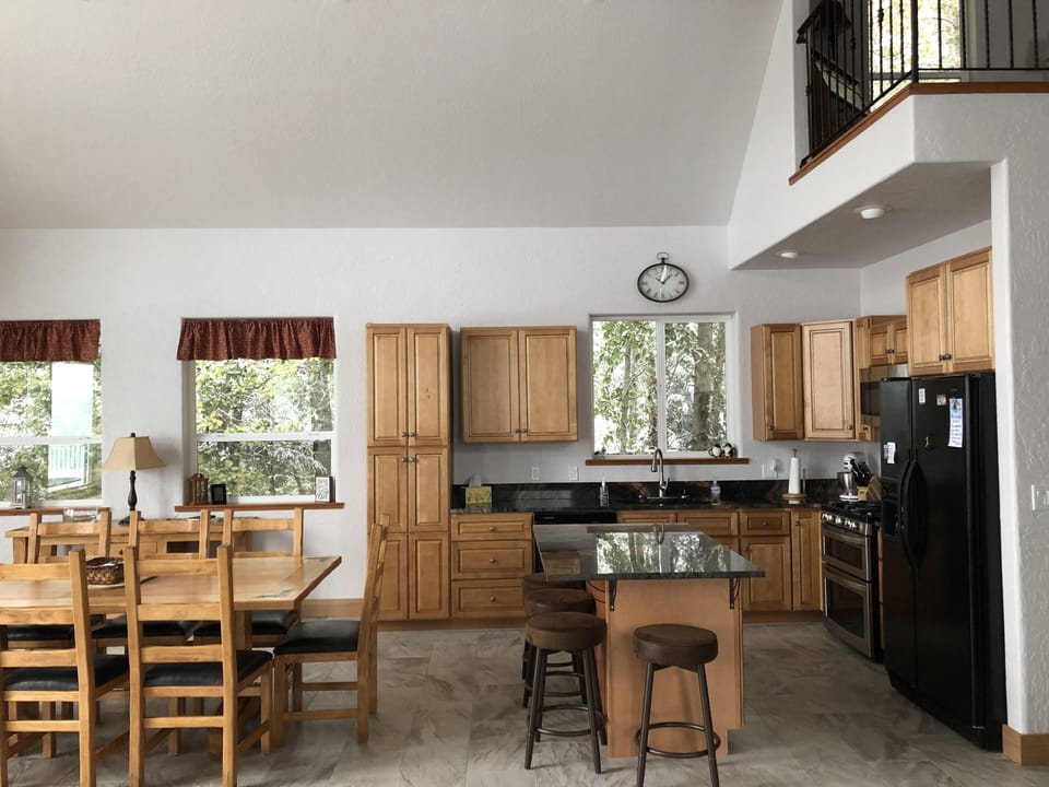 Kitchen & dining area