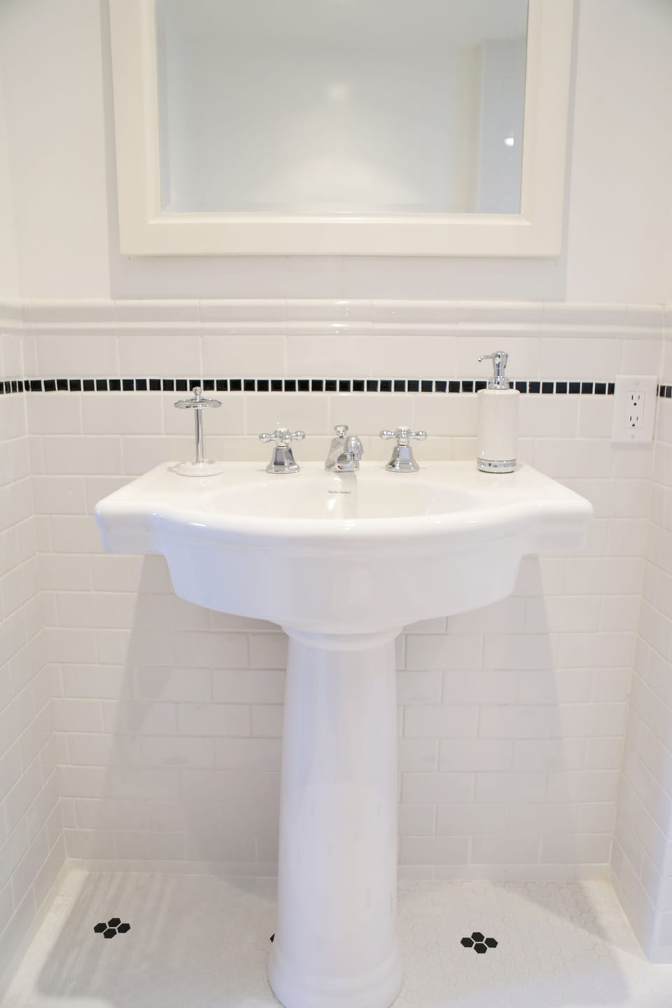 White subway tile retro bathroom with pedestal sink. 
