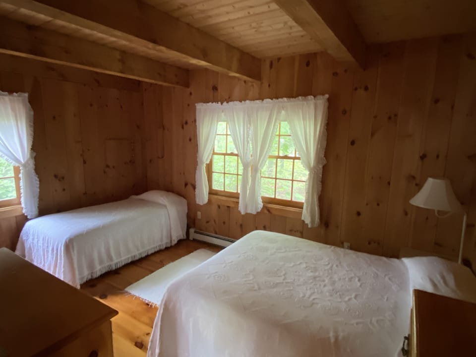 Guest house bedroom (queen,twin)