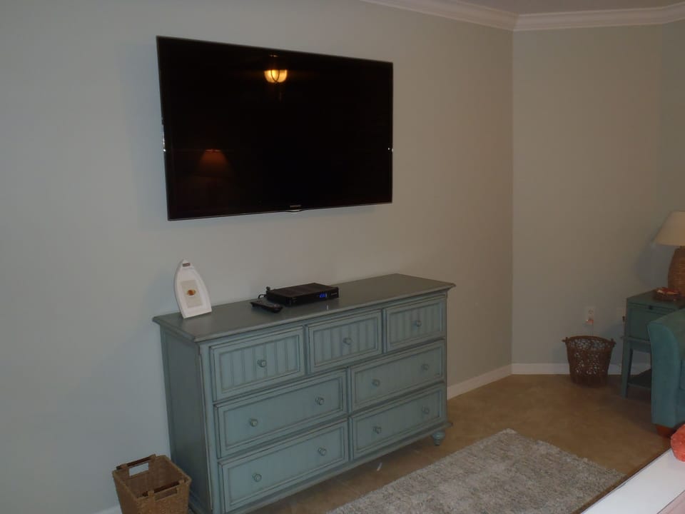 Tv in middle bedroom 