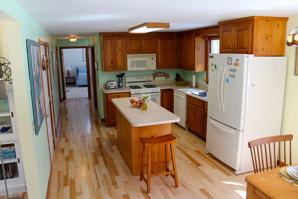 Fully equipped kitchen with maple flooring