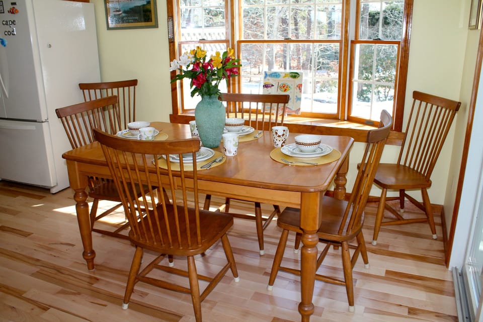 cheerful dining nook!