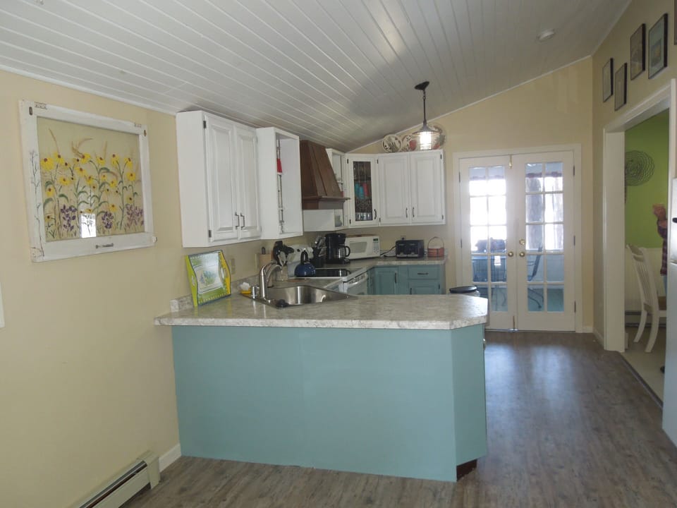 Entry into kitchen