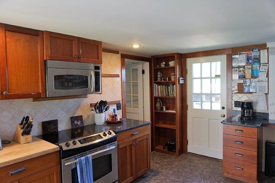 Kitchen (Photo 2)