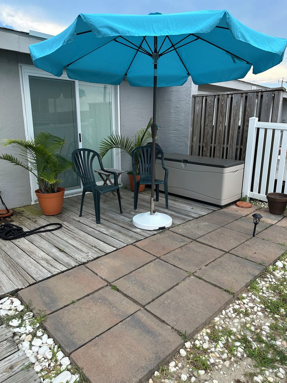 Deck on Atlantic blvd side; charcoal grill