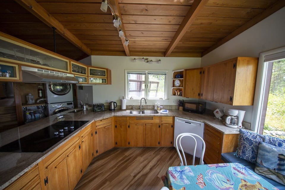 Kitchen - 5-Burner Cooktop and ample work space