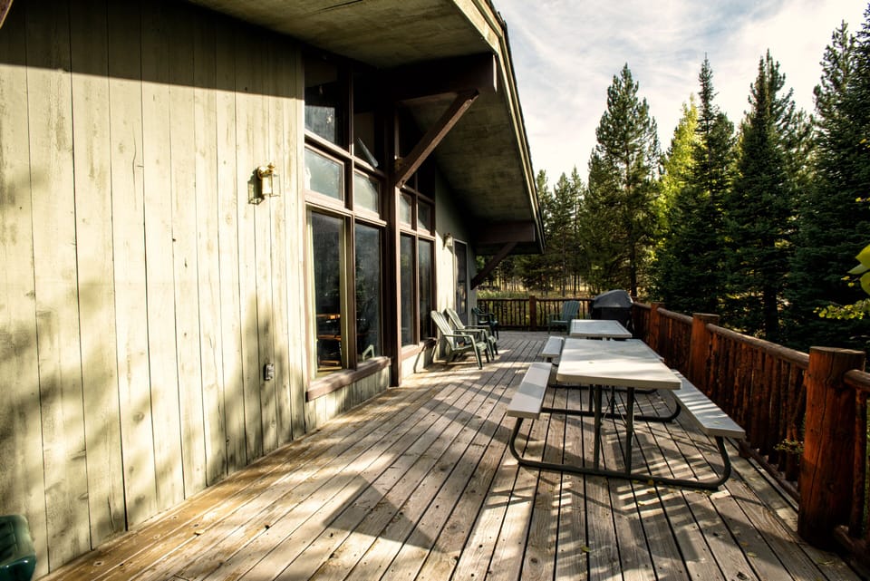The whole crew will enjoy the gas BBQ grill & 2 picnic tables on the huge deck!