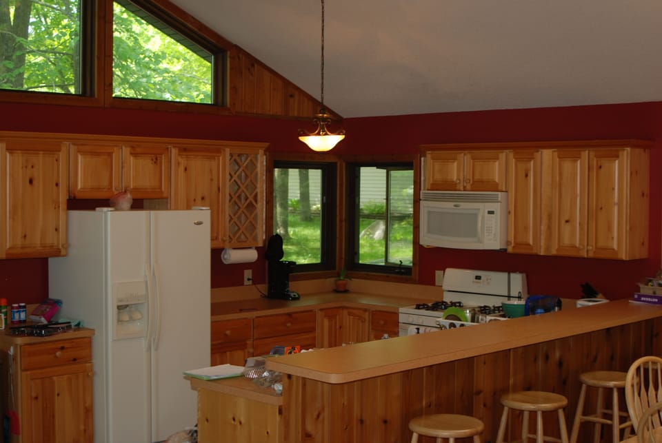 Kitchen and breakfast bar