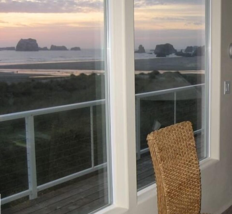 Recent guest's note, " Your home exceeded our expectations and the view, Oh My!"