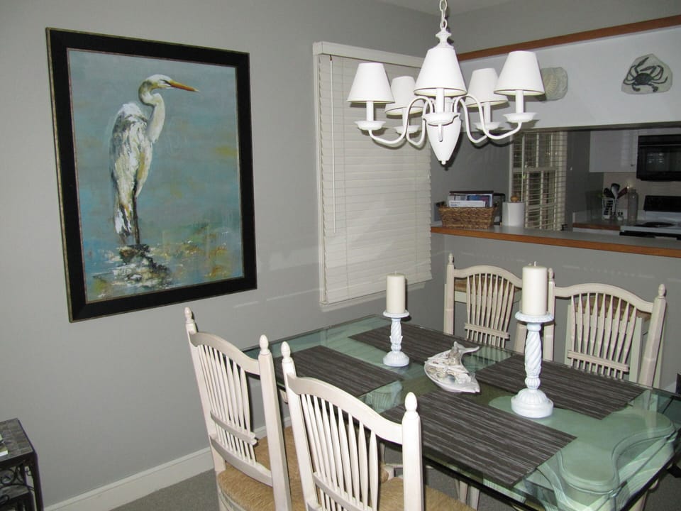 Dining Room seats 6