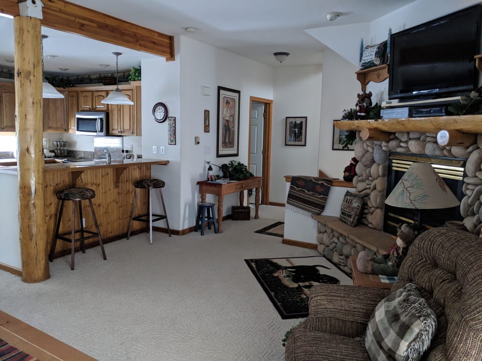 May guests comment on the comfortable feeling of our mountain home. 