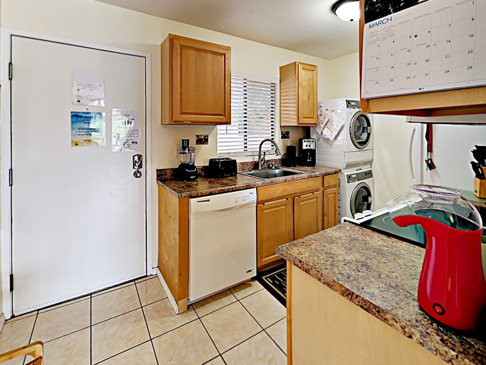 Kitchen - Enjoy these new appliances in your fully stocked kitchen!