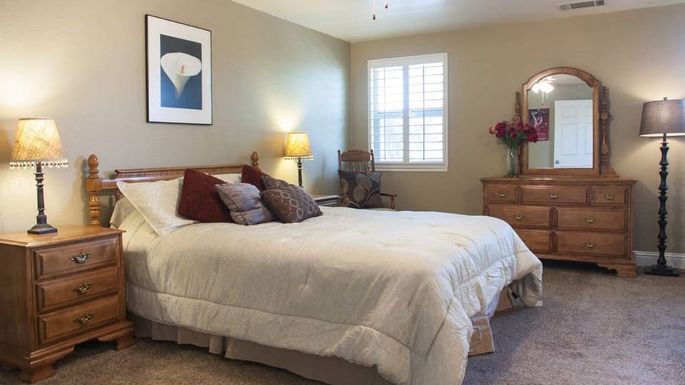 Bedroom 1 (Queen Bed)