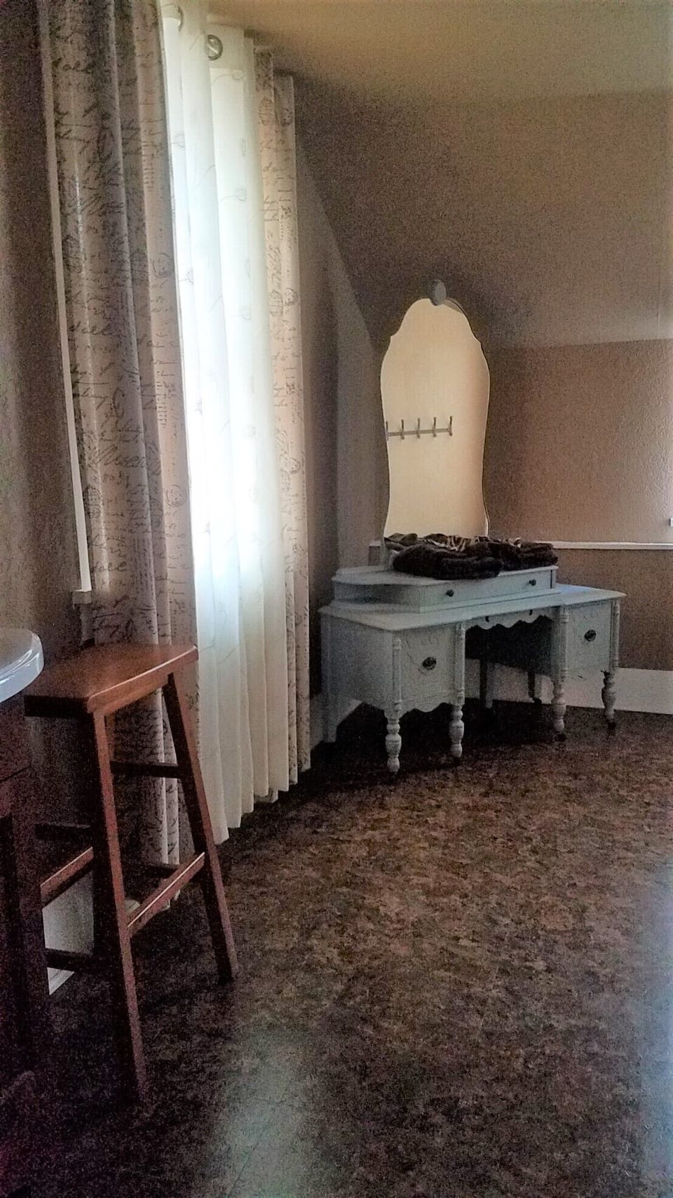 Room 2 bathroom, shower/tub combo