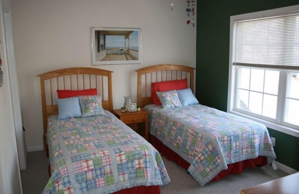 Second Bedroom with Two Twin Beds