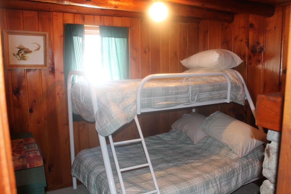 2nd Bedroom, Full/Twin bunkbed, Lots of extra Pillows