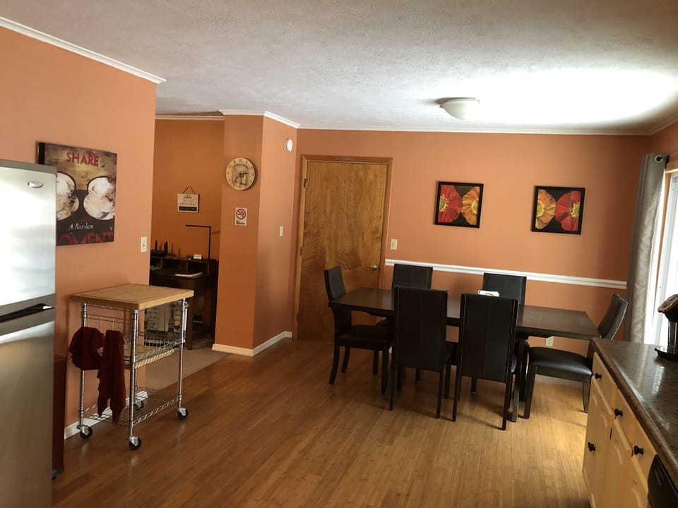 Seating for 6 in kitchen and 4 more in the Game & Puzzle Room