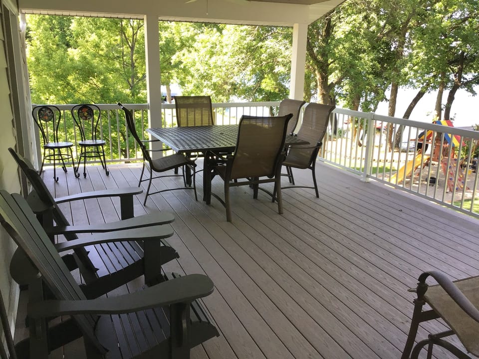 Covered deck-Perfect place to stay cool, eat and enjoy the sunset and lakeview!