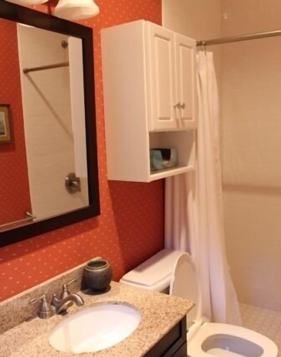 Full bath shared by Eastlake and Lindbergh Rooms
