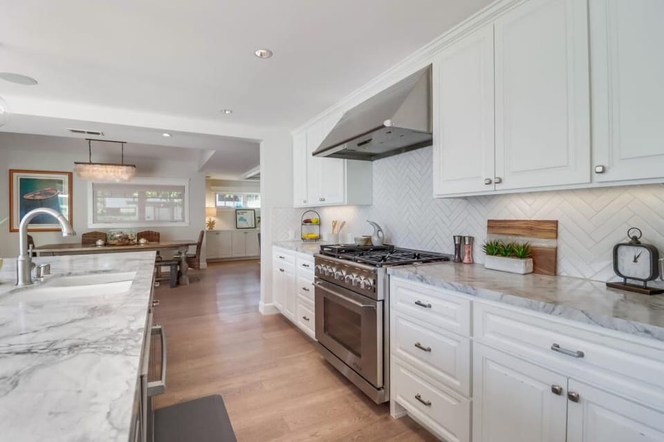 Open floorplan Hardwood floors, dining table & kitchen island seat 10-12.
