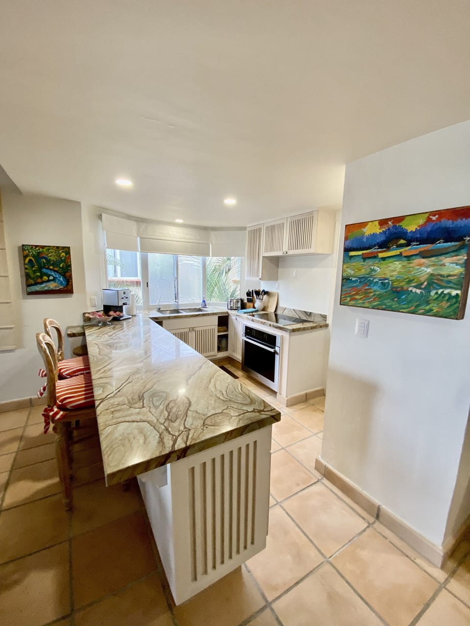 Kitchen with Breakfast Bar