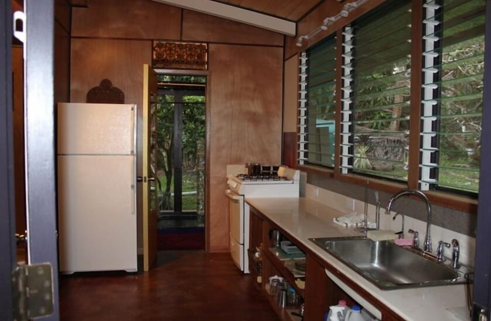 Honey House, full kitchen, gas range, whole house water filter.
