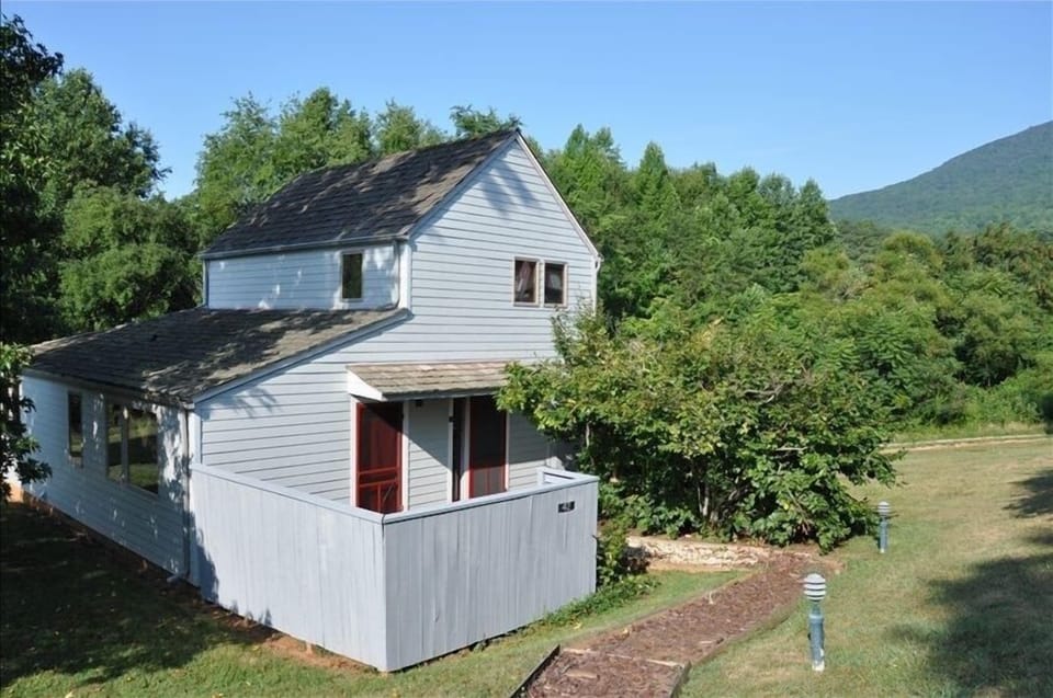 Front view of Rodes Farm home