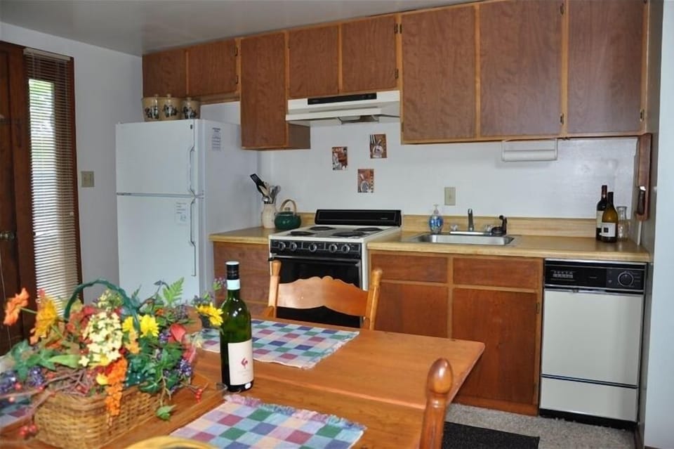Kitchen and dining area.....table can seat up to 9 people