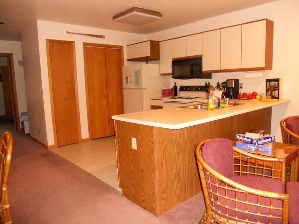 Fully stocked kitchen with all appliances, pantry & full size washer/dryer