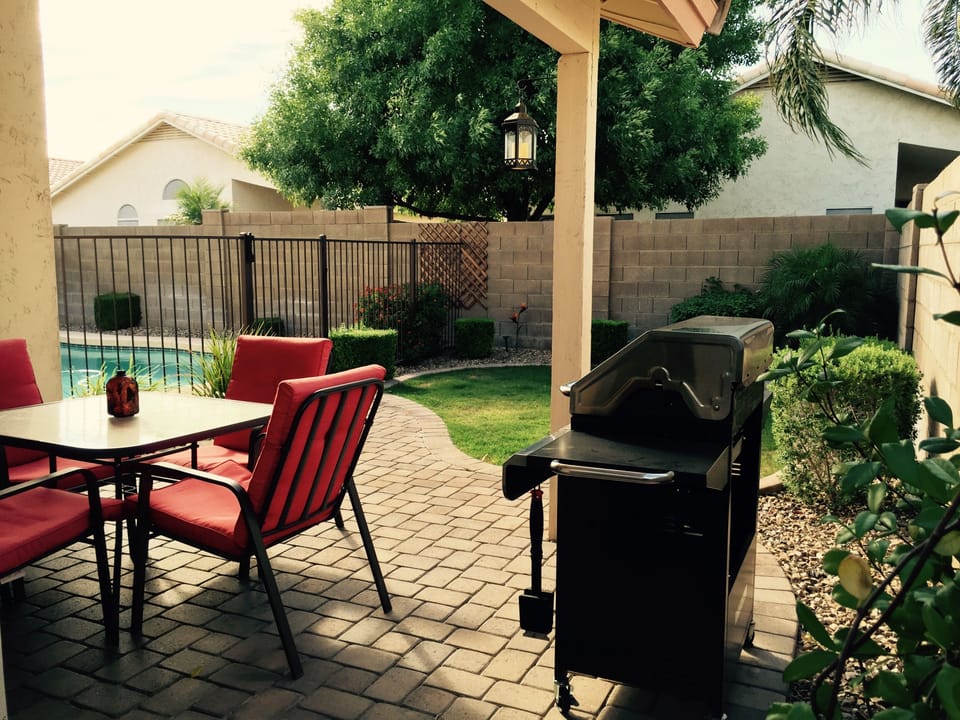 Covered Patio w/Large Barbeque Grill
