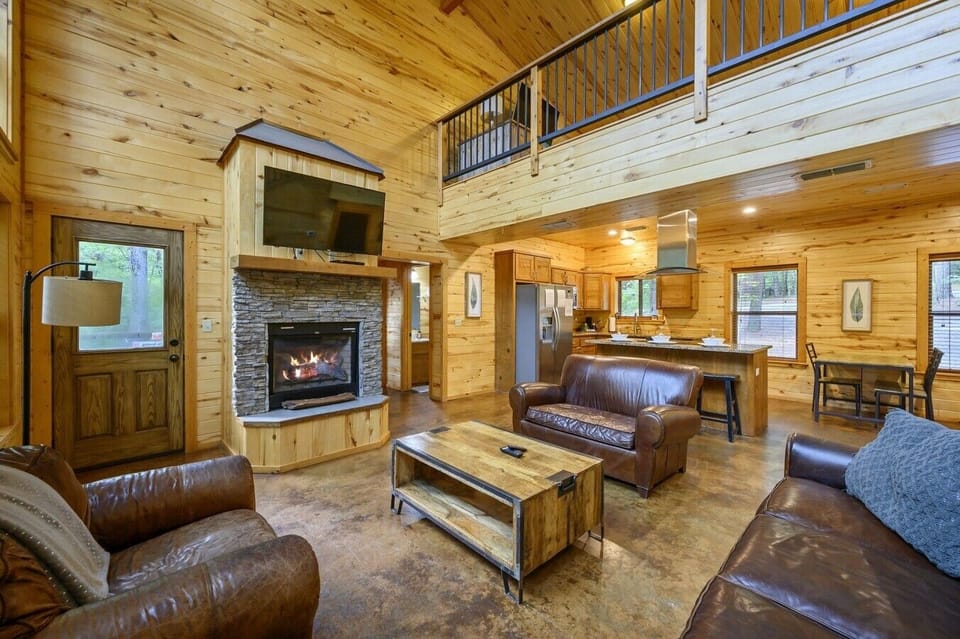 14_Driftwood_Cabin_living_room_open_kitchen