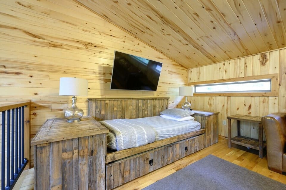 26_Driftwood_Cabin_loft_twin_bed
