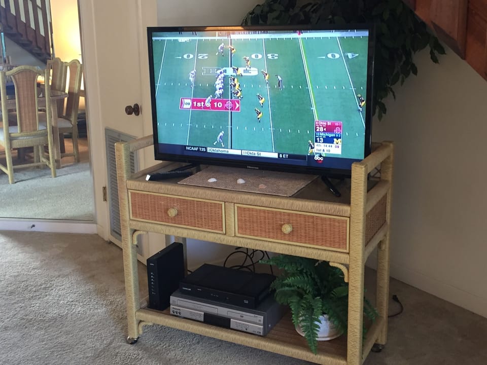 40" HDTV 100+ Channels