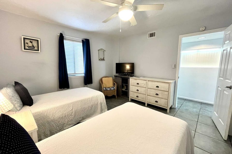 Second bedroom - TV