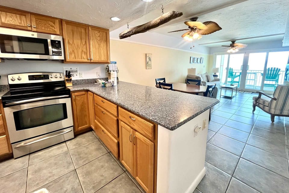 Fully equipped kitchen and washer/dryer