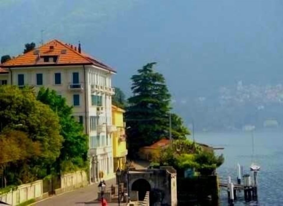 Position of building on lakeside. Walk to town, restaurants, &  lakeside cafes!