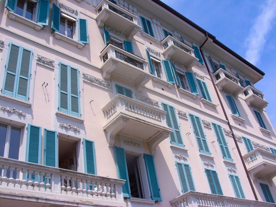 Fab top-floor location, w/multiple balconies/views. Water sparkles on ceilings! 