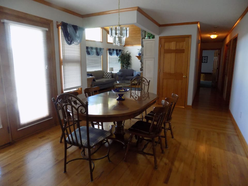 Dining room table between the kitchen and living area = seat up to 8
