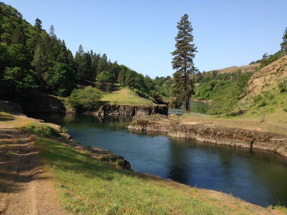 The Klickitat Trailhead is 5mins away, great for hiking biking or eagle watching