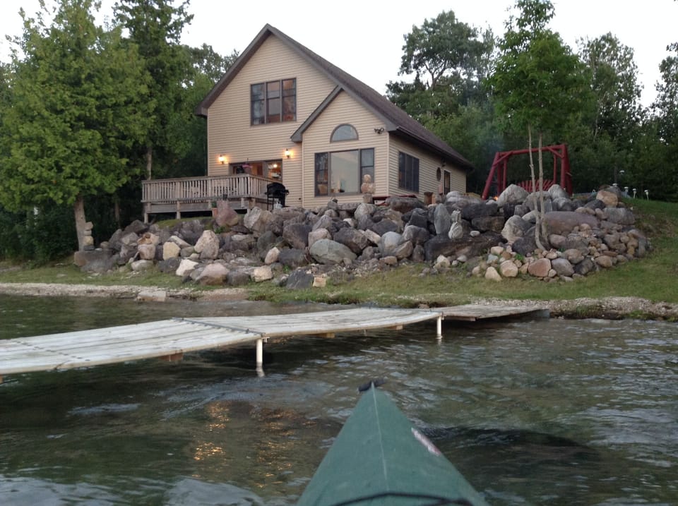 A kayaker's delight -- find the geocache located on Cove Island, one mile away.